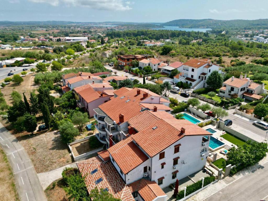 באניולה Linc Rooms & Apartments מראה חיצוני תמונה